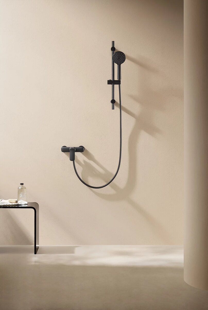 Смеситель для ванны с душевым гарнитуром ARROW черный матовый с покрытием PVD