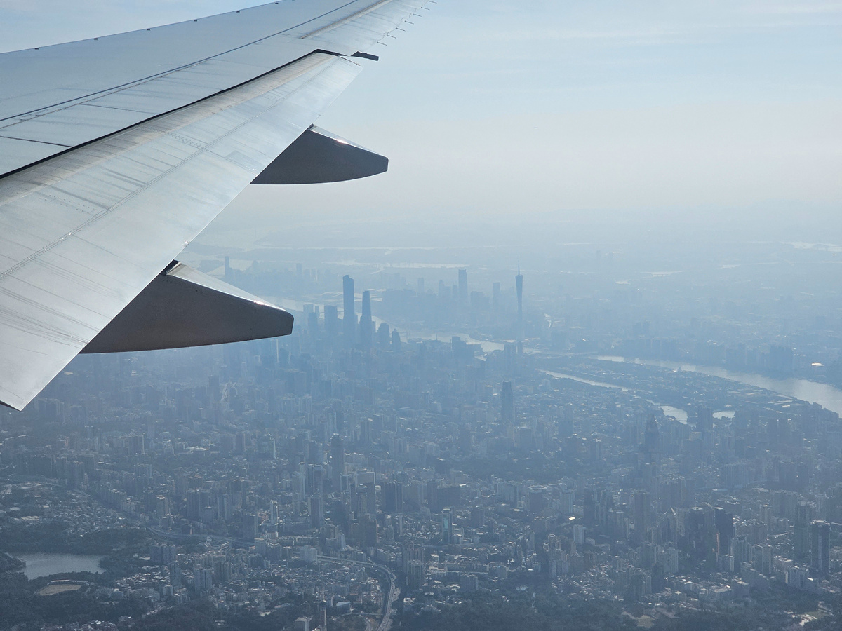 Гуанчжоу из иллюминатора. Прямо видно Кантонскую телебашню (вторая по высоте телебашня в мире).