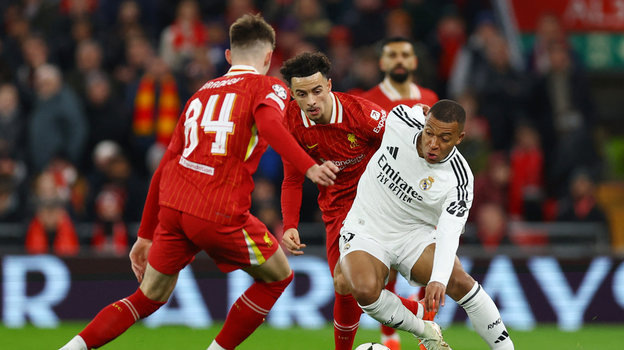    Футболист «Реала» Килиан Мбаппе против игроков «Ливерпуля» Кертиса Джонса и Конора Брэдли. Reuters