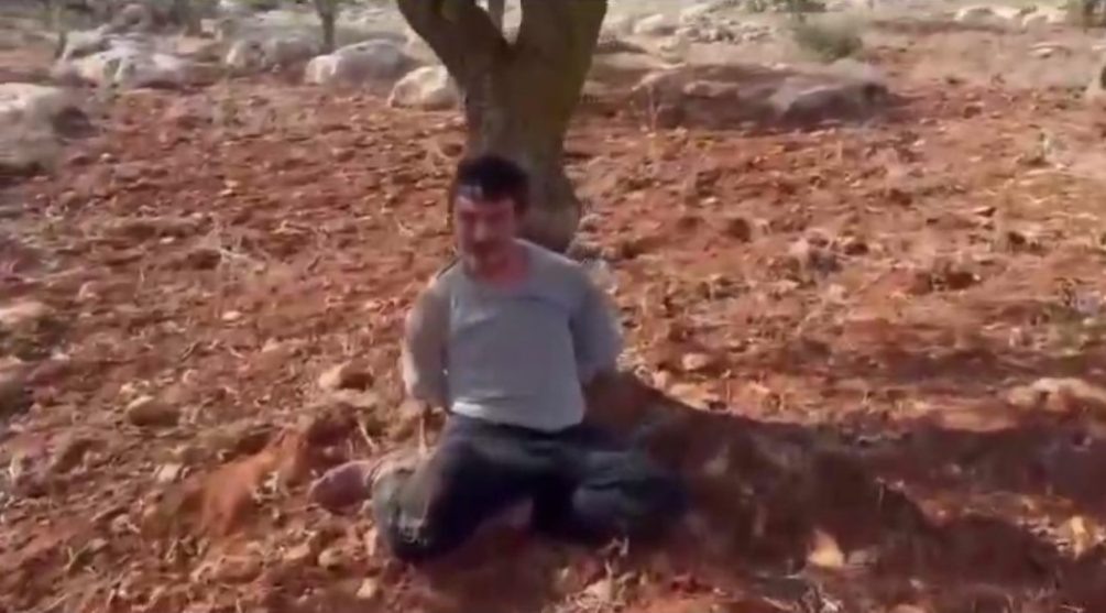    Террористы говорят, что этот пленник - российский офицер.