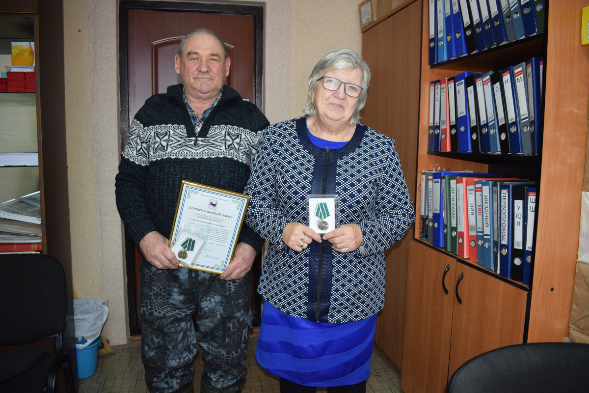 Супруги Непомнящих пришли в Совет ветеранов за своими наградами