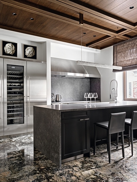 Индустриальная кухня Siematic с фасадами из металла особенно выразительно смотрится на фоне неоклассической отделки: натурального мрамора и дерева. Барные стулья, Fasem.