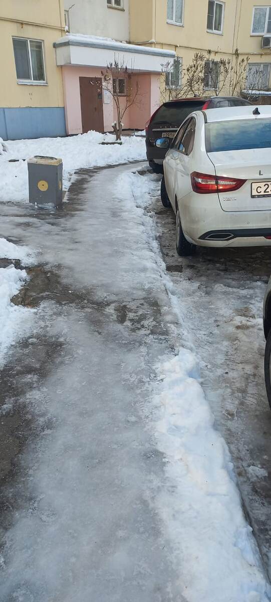 Это у подъезда