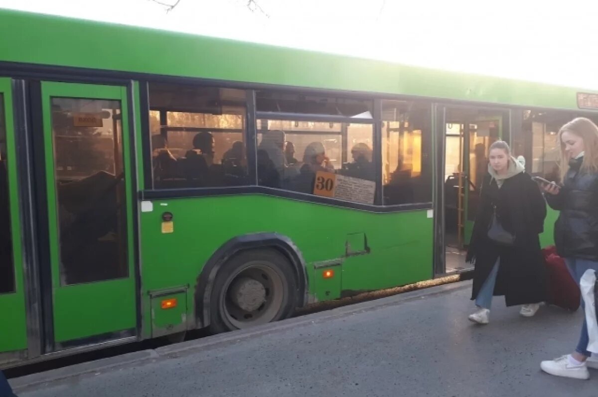    В Тюмени учитель пришел на школу весь в крови из-за автобуса