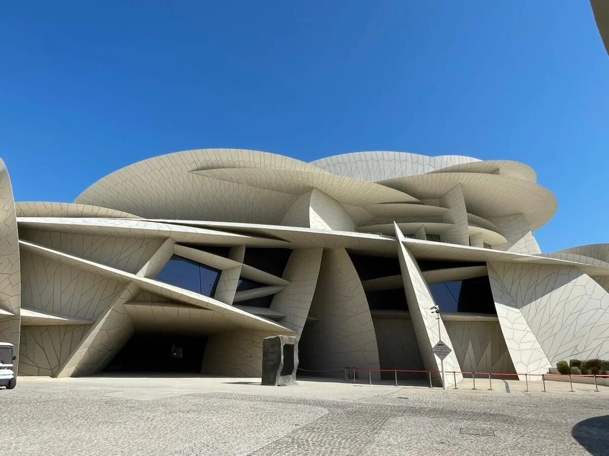    Национальный музей Катара повторяет очертания розы пустыни. Фото: АТОР