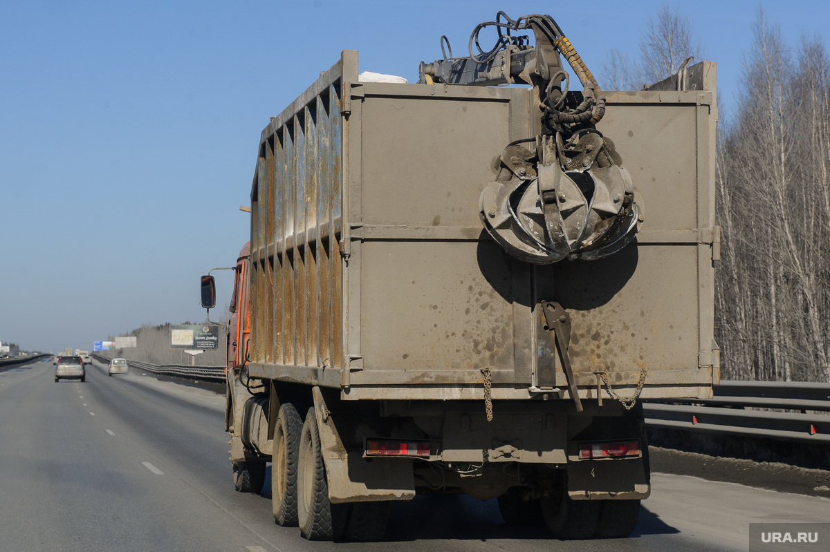 В Госдуме планируют разрешить мусоровозам ездить с перегрузом, не оплачивая штрафы. Фото: Владимир Жабриков © URA.RU