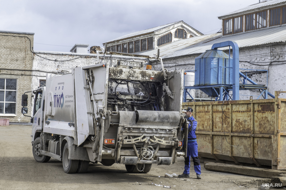 Большинство мусоровозов оснащены прессом в задней части кузова. Фото: Сергей Русанов © URA.RU