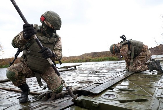    ВС РФ во время наведение понтонной переправы