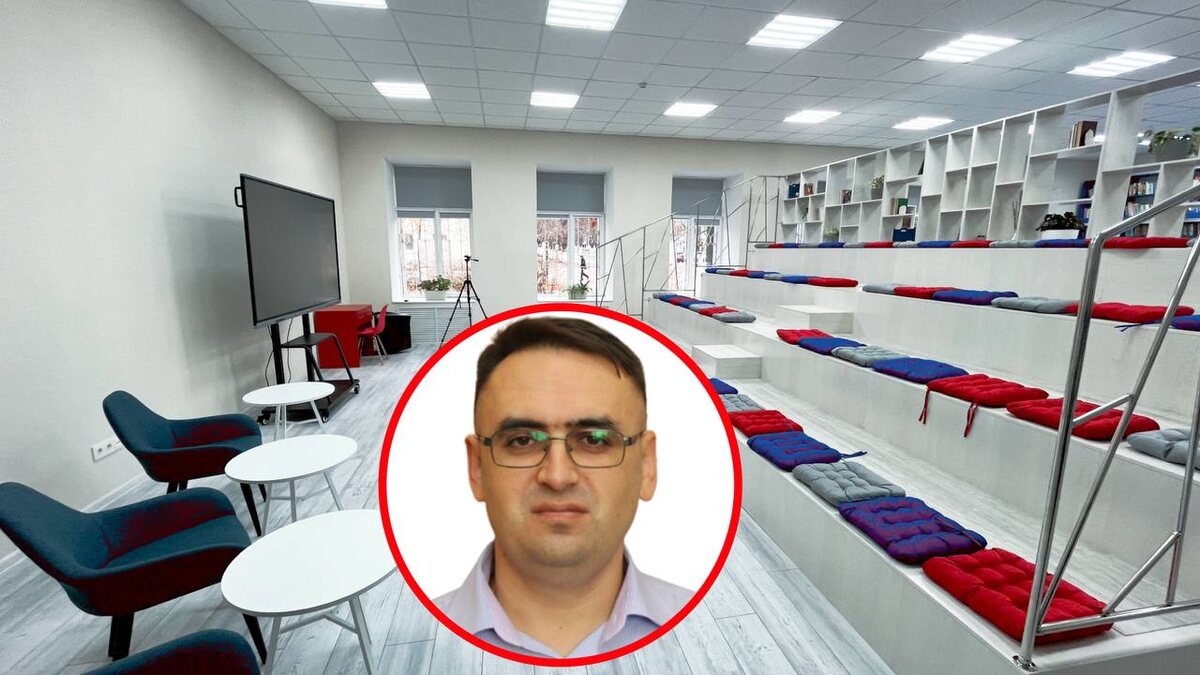 Эксперт канала "Стань студентом!" - Роман Дикий, на фоне библиотеки (зачетное место). Здесь частенько собираются интересные спикеры.