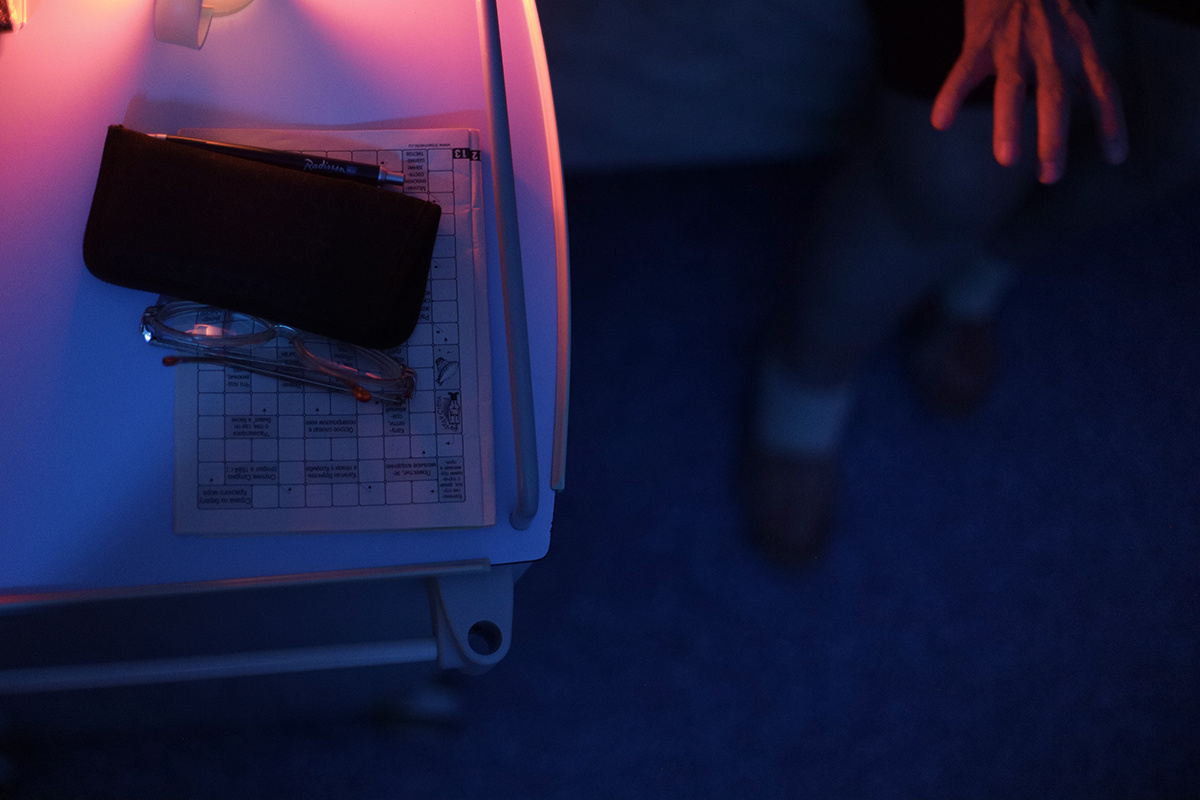 Тумбочка у кровати в палате хосписа. Любовь Николаевна потирает больную ногу
Фото: Дарья Асланян для ТД