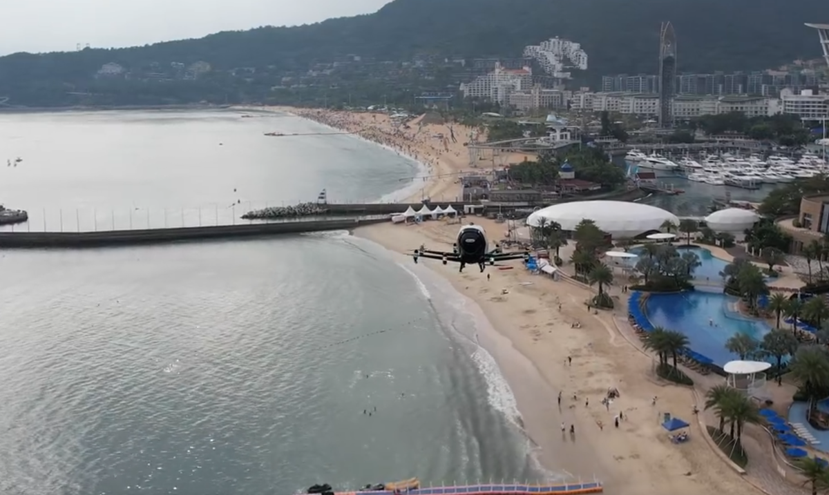 Это фото аппарата eHANG 216 уже летающего в небе Китая