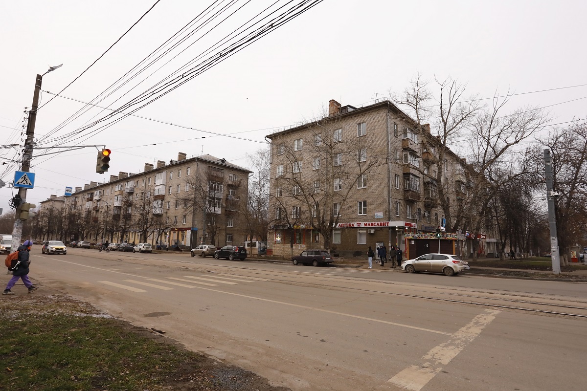    По словам жильцов, подвалы регулярно затапливает