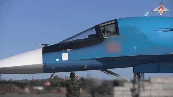    Экипаж Су-34 нанёс удар по скоплению личного состава, бронированной и автомобильной военной технике ВСУ в приграничном районе Курской области//Скриншот страницы с официального ТГ-канала Минобороны