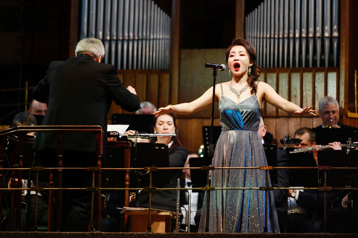 Выступление оперной певицы Чжан Лэй.
