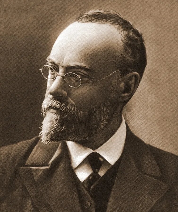 Николай Никанорович Дубовской глядит в сторону Новочеркасска, даже очки надел