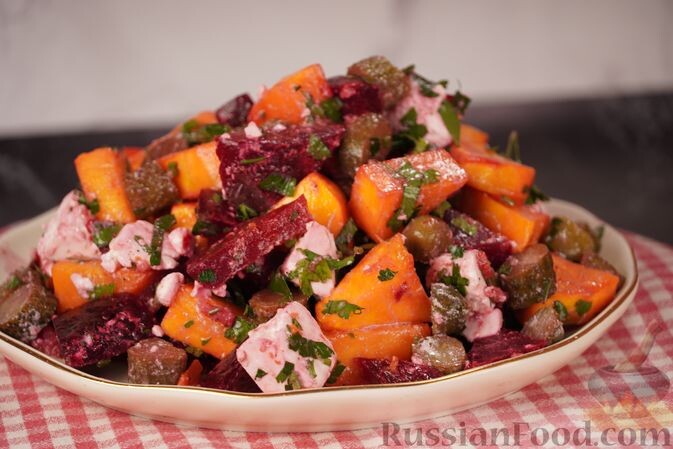 тыква, свекла, огурцы солёные, брынза, зелень петрушки, чеснок, масло подсолнечное, сок лимонный, соль, перец чёрный молотый