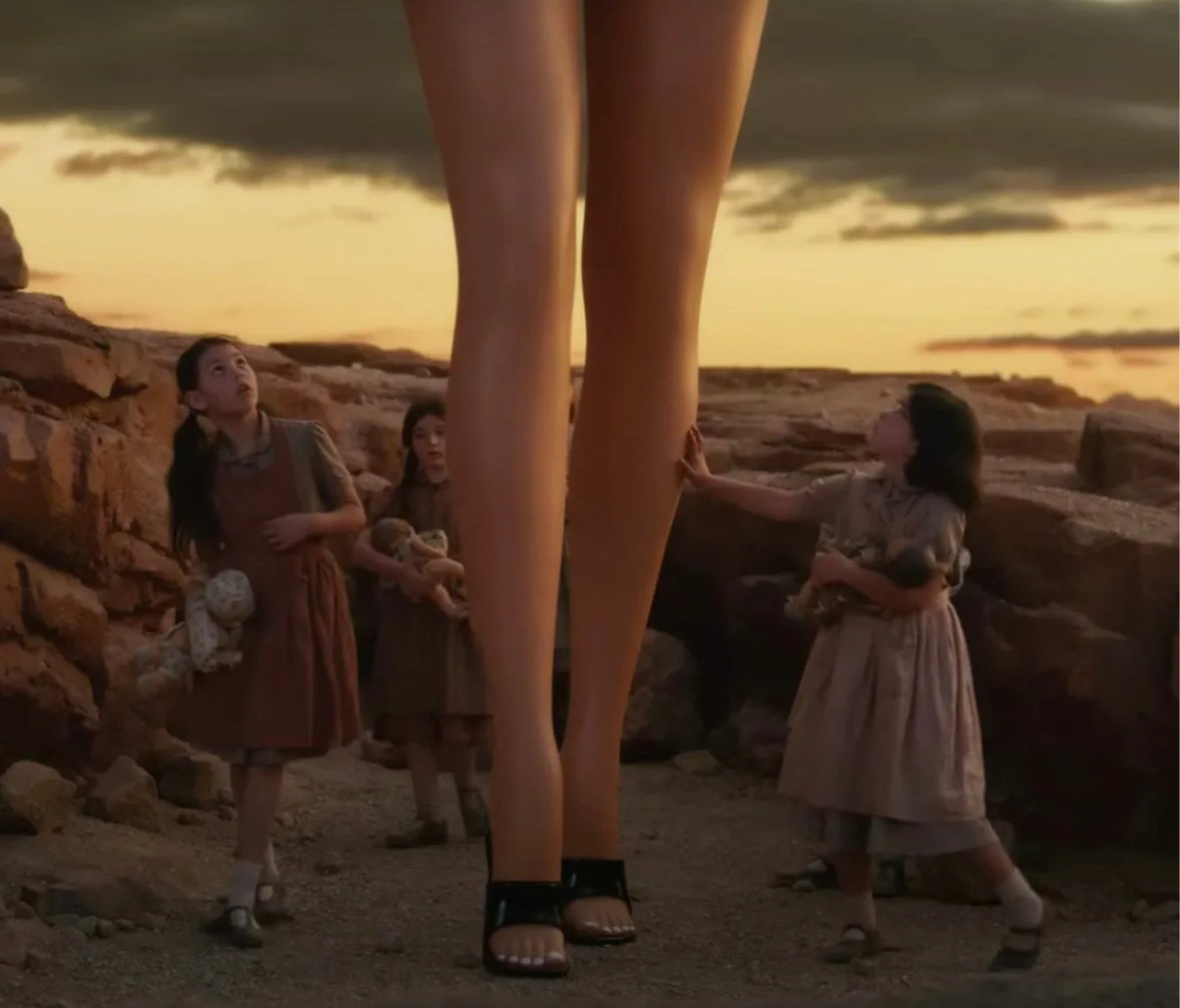 Девочки впервые видят не пупса, а куклу Барби. Кадр из к/ф «Барби», 2023 г. Фото из интернета 