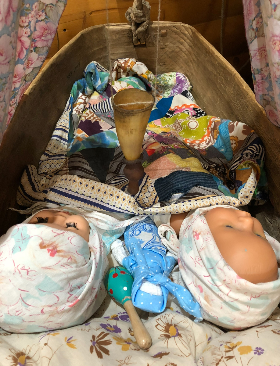 Зыбка, имитирующая двух лежащих в ней младенцев. Или младенца и его куклу. Фото мое, из краеведческого музея в г. Белая Холуница 