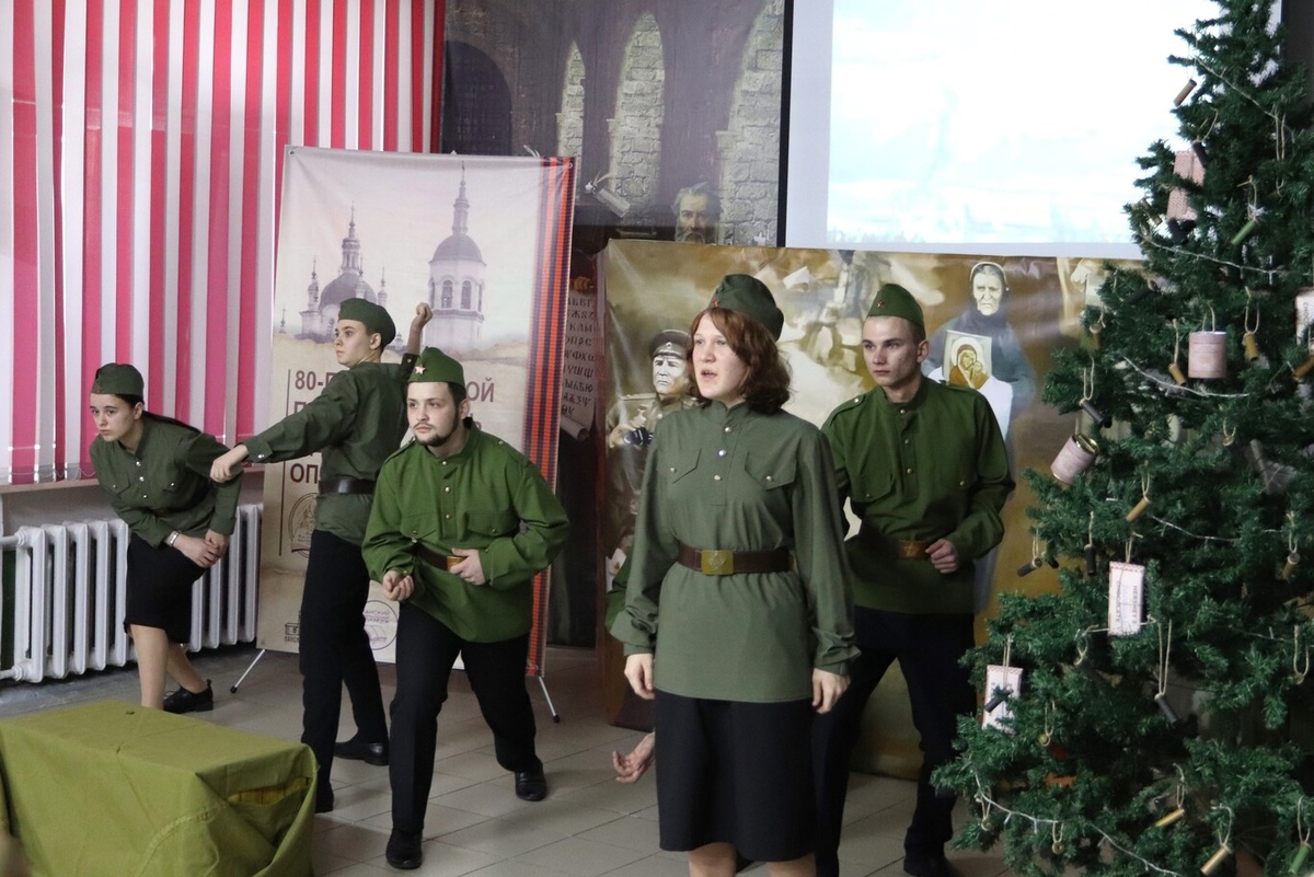 Студенты библиотечного колледжа в театральной постановке «Душа солдата». Фото Вячеслава ПЕТРОВА.