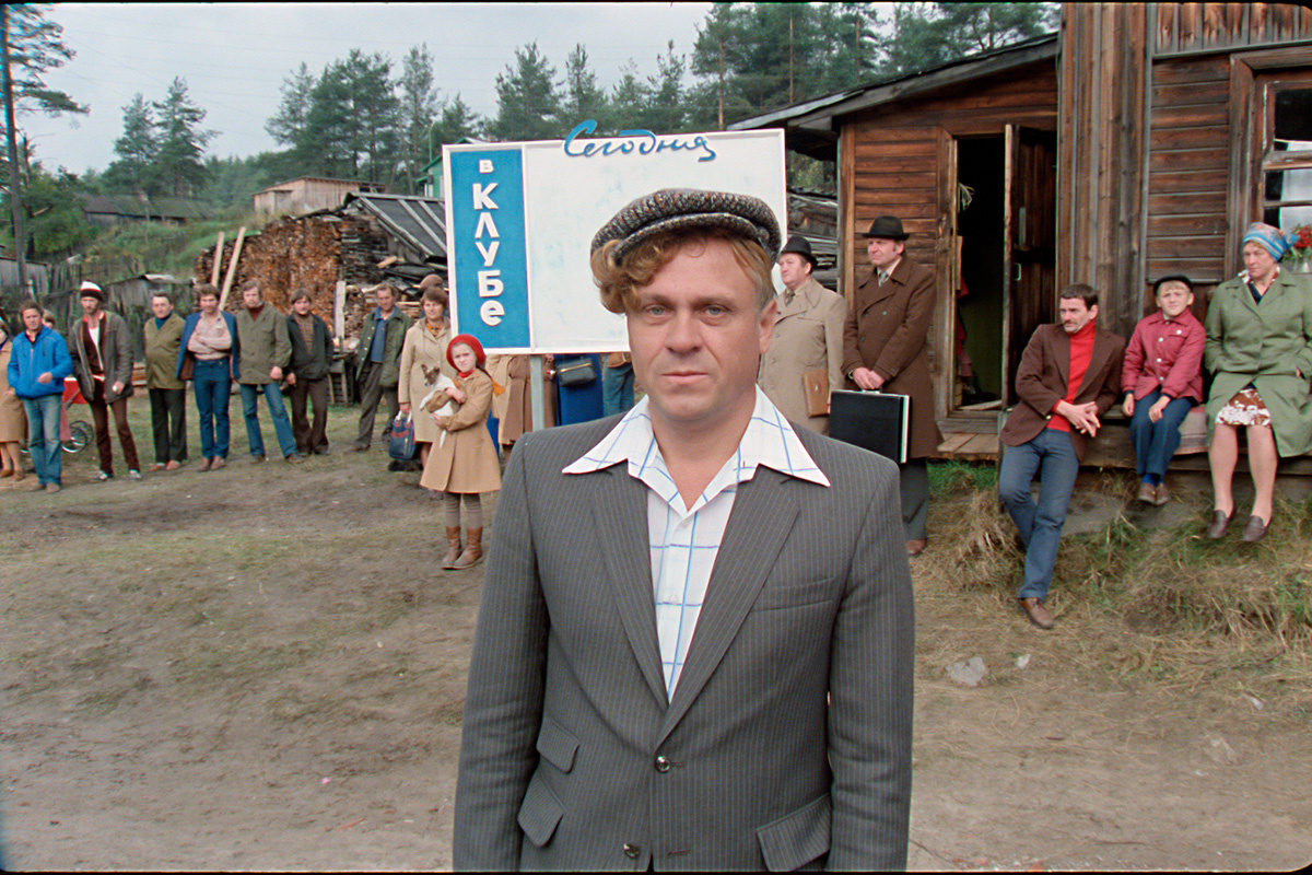 Телеканал «Мосфильм. Золотая коллекция»📷Владимир Меньшов в роли ведущего кадрили на съемках фильма «Любовь и голуби», 1984 год