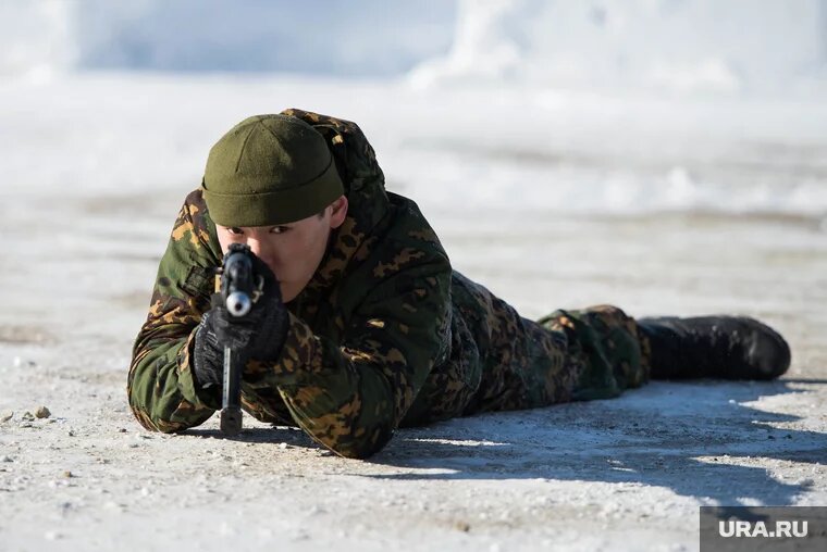 Российские солдаты используют тактику в зоне СВО, вклиниваясь небольшими группами во вражеские позиции и поражая их. Фото: Владимир Жабриков © URA.RU
