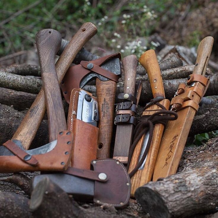 Топоры с ножнами, пила в чехле, японский тесак ната, все эти инструменты можно носить на поясе.