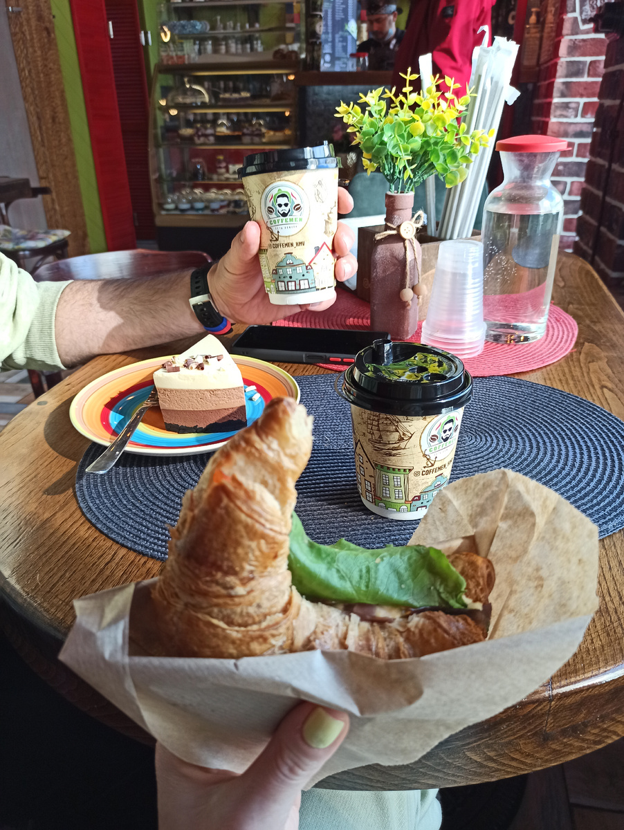 в мини кофейне мы мысленно попрощались со всеми удобствами перед путешествием в горы))