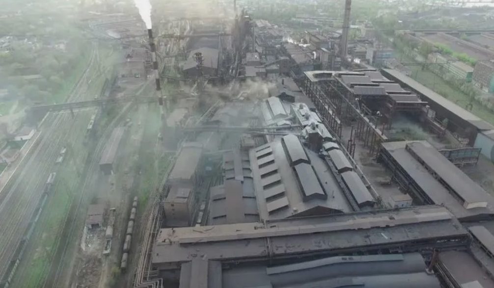    Украинцы выдают это фото за цеха Южмаша после удара "Орешником". (Есть версия, что это скрин с видео 2016 года).