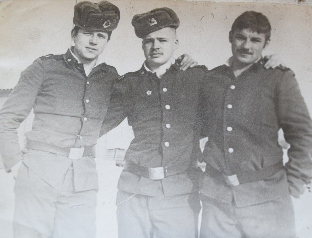 Сергей Шарапов (крайний справа) с сослуживцами, 1980 год