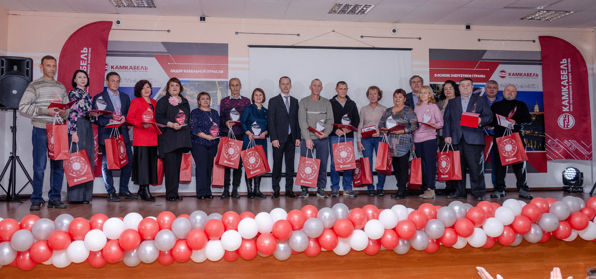 Сотрудники завода, награжденные высшим корпоративным знаком "Почетный кабельщик". 25 октября 2024 г.