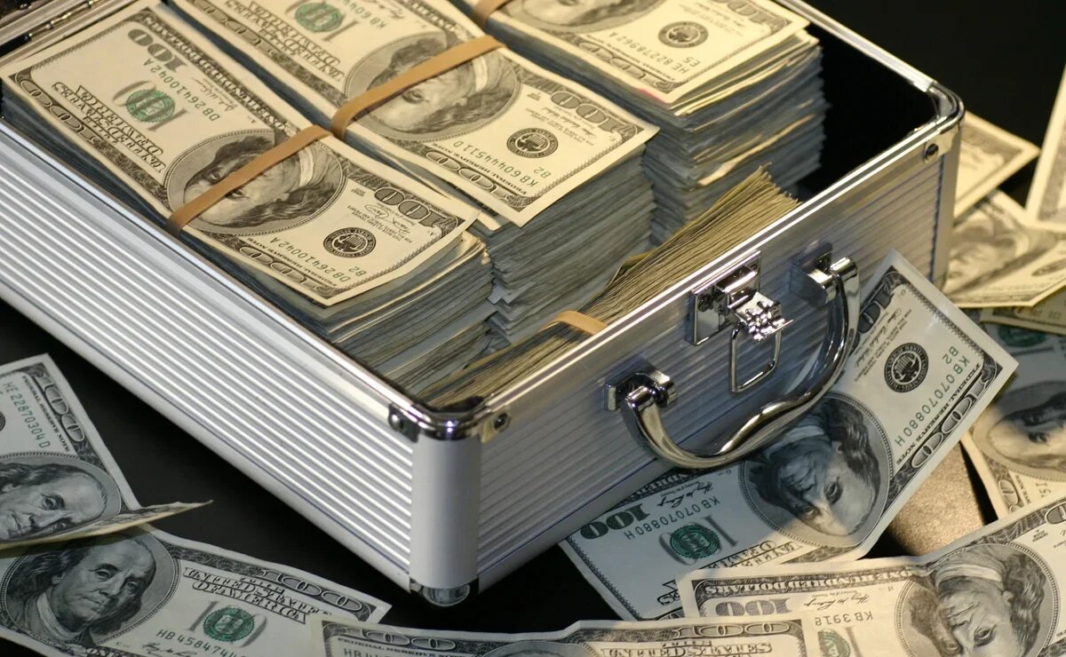    Доллар по 113 рублей, евро – по 119 рублей. Как реагируют туристы и туроператоры?