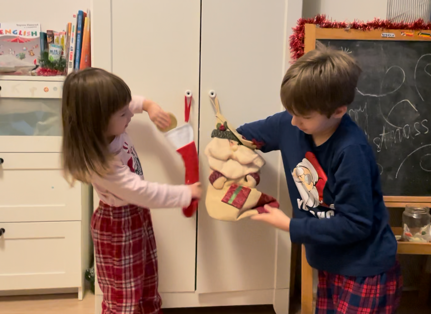 У меня было два носка: у каждого ребенка свой. А вот конфеты там всегда лежали одинаковые, во избежание психологических драм в стиле «у него конфета вкуснееееее!!!»