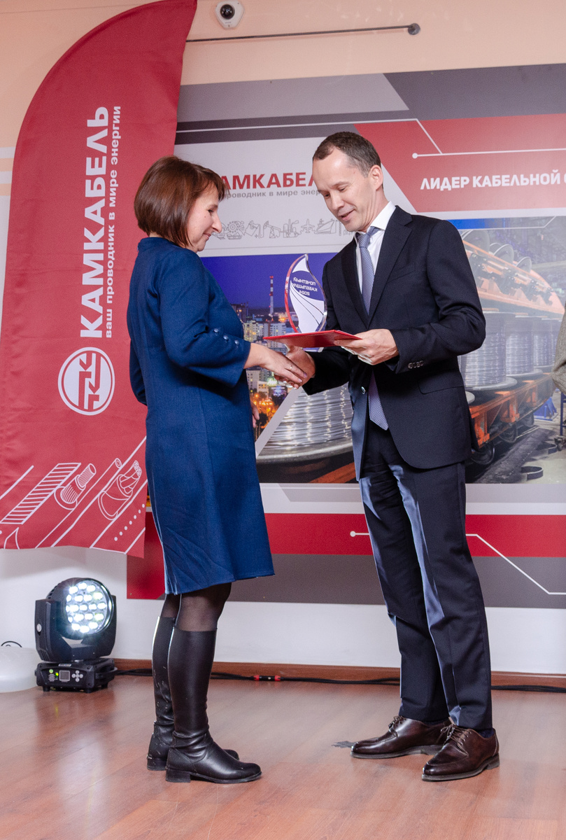 Знак "Почетный кабельщик" Л.В. Богдановой вручил генеральный директор предприятия А.П. Бузилов