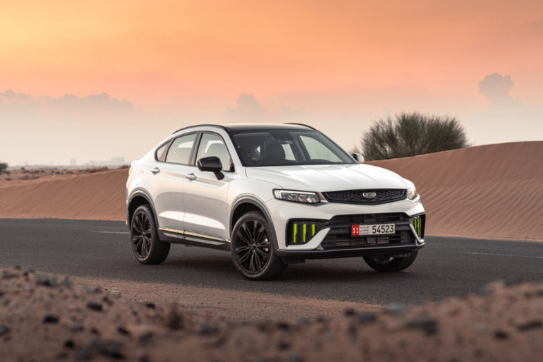 Кроссовер Geely Tugella на дороге посреди пустыни