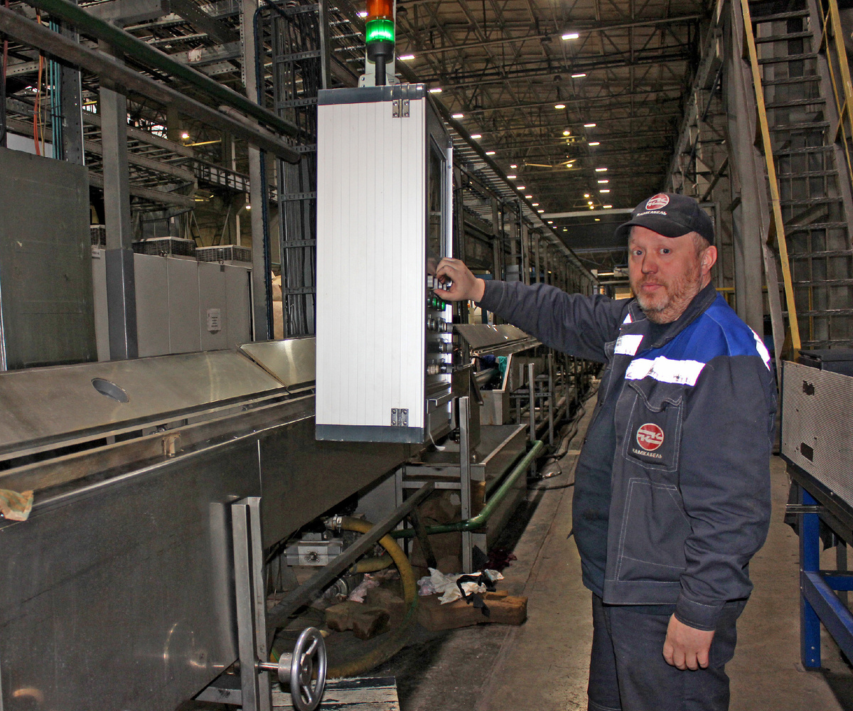 Над выполнением ответственного заказа трудится опрессовщик кабелей и проводов пластикатами и резиной А.Н. Тебеньков