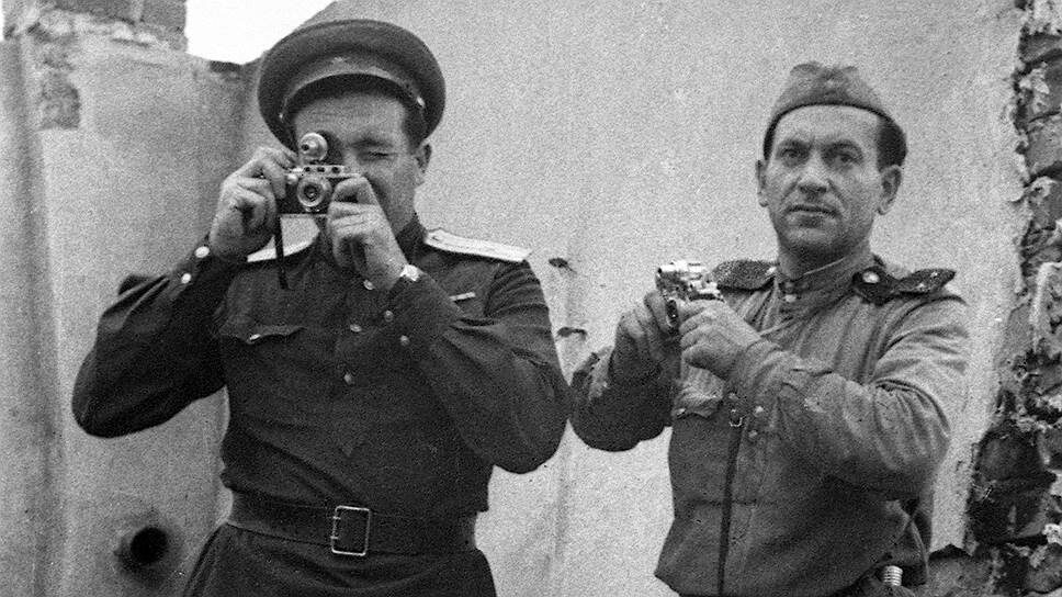 Освобождение Европы снимал лейтенант Темин (на фото — справа, на территории концлагеря Майданек, 1944 год) .📷Фото: РГАКФД/Росинформ / Коммерсантъ