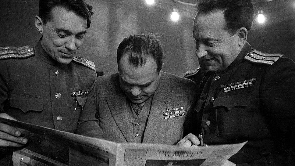 Съемку Нюрнбергского процесса для «Правды» вел майор Темин (на фото слева направо — писатели Б. Н. Полевой, В. В. Вишневский и фотокорреспондент В. А. Темин в Нюрнберге, 1945–1946 годы) .📷Фото: РГАКФД/Росинформ / Коммерсантъ