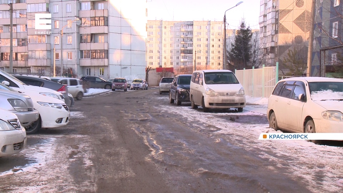     Красноярцы массово жалуются на ледяную колею и снег во дворах