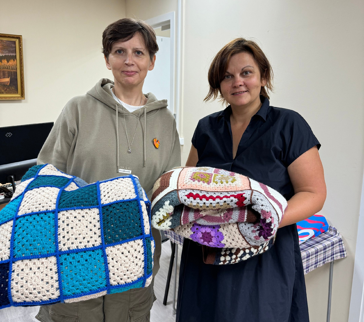 Передаем первую партию пледов в фонд Долго и счастливо