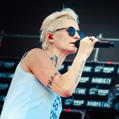     Диана Арбенина сорвалась с балкона на своем концерте