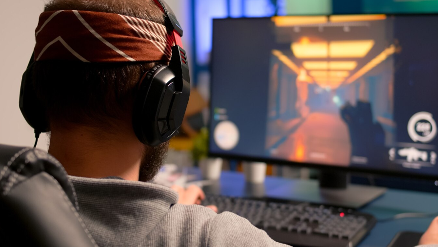 Источник изображения: https://ru.freepik.com/free-photo/pro-gamer-playing-powerful-computer-first-person-shooter-video-game-live-championship-wearing-headphones-competitive-player-streaming-video-game-tournament-using-professional-equipment_15962584.htm#fromView=search&page=1&position=52&uuid=eb8b2690-3b95-4310-9bcf-6c68ca3f2a47