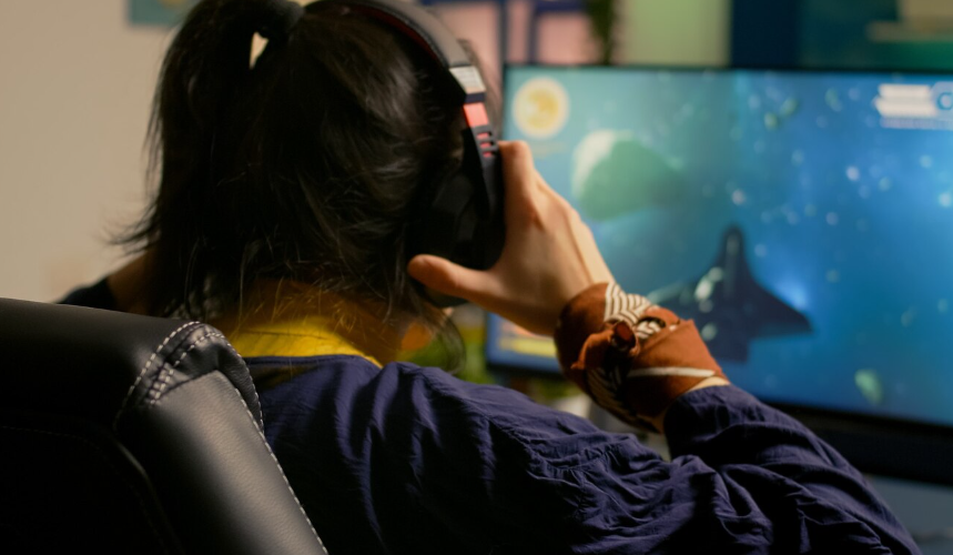 Источник изображения: https://ru.freepik.com/free-photo/cyber-gamer-playing-space-shooter-video-game-using-rgb-keyboard-professional-headset-gaming-tournament-player-talking-with-multiple-players-using-headphones-while-streaming-video-games_15963356.htm#fromView=search&page=1&position=32&uuid=eb8b2690-3b95-4310-9bcf-6c68ca3f2a47
