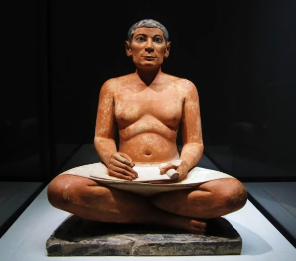 Рис. 1. Древнеегипетский писец Каи – далекий предшественник современных нотариусов и не только. 3-е тыс. до н.э. Лувр. Париж