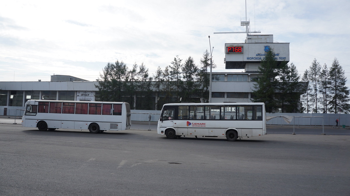 На площади МРВ автобусы, готовые отправиться в путь. Крайний слева именно тот, на котором путешествовал я до острова Ягры и обратно