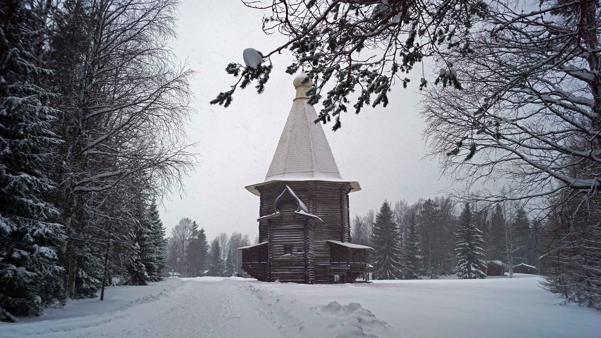 На территории комплекса Малые Корелы более сотни деревянных памятников. Это самая большая экспозиция в нашей стране. Листайте галерею, чтобы увидеть ещё фото