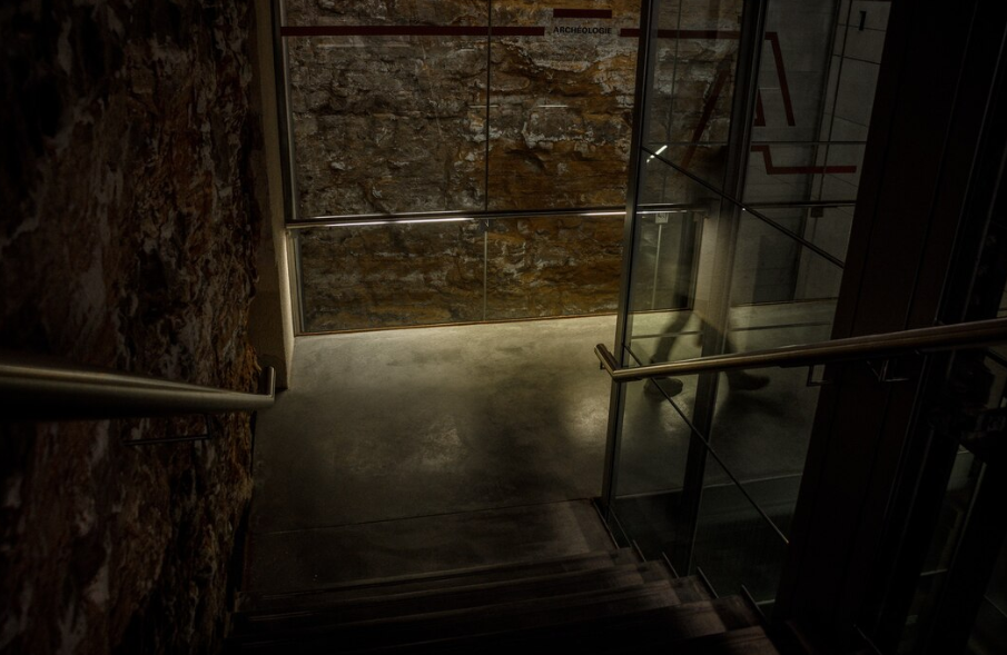 Источник изображения: https://ru.freepik.com/free-photo/interior-building-with-stairs_9898462.htm#fromView=search&page=1&position=49&uuid=409e1538-01ed-4cc1-8f6b-4453892fd7da