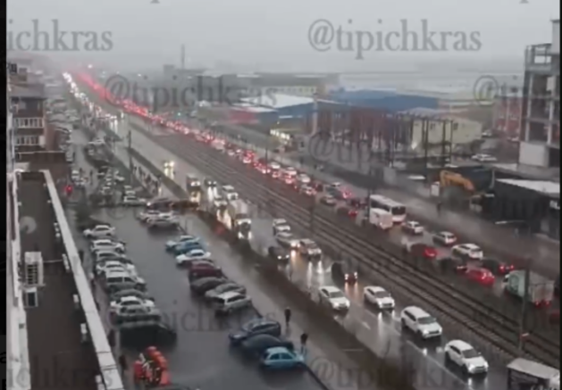    Скриншот видео с улицы Московской 28.11.2024: t.me/tipichkras