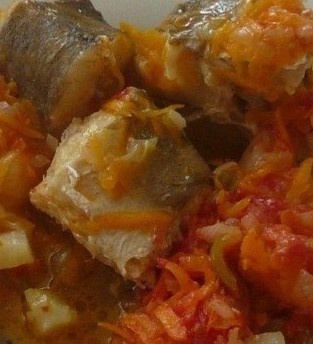 Минтай тушеный с овощами