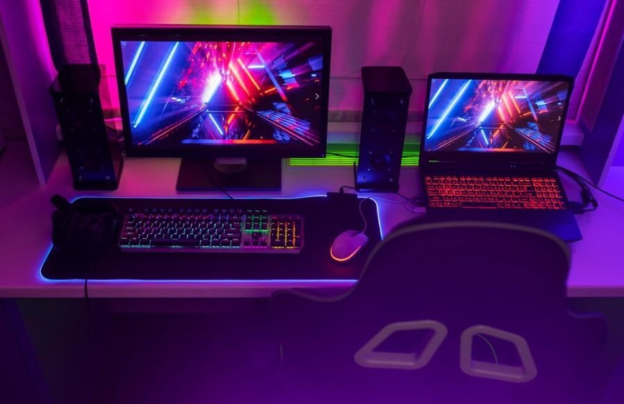 Источник изображения: https://ru.freepik.com/free-photo/high-angle-gaming-setup-indoors_33263573.htm#fromView=search&page=1&position=20&uuid=23ceaed9-4579-4bd9-b60a-aa70825728b0