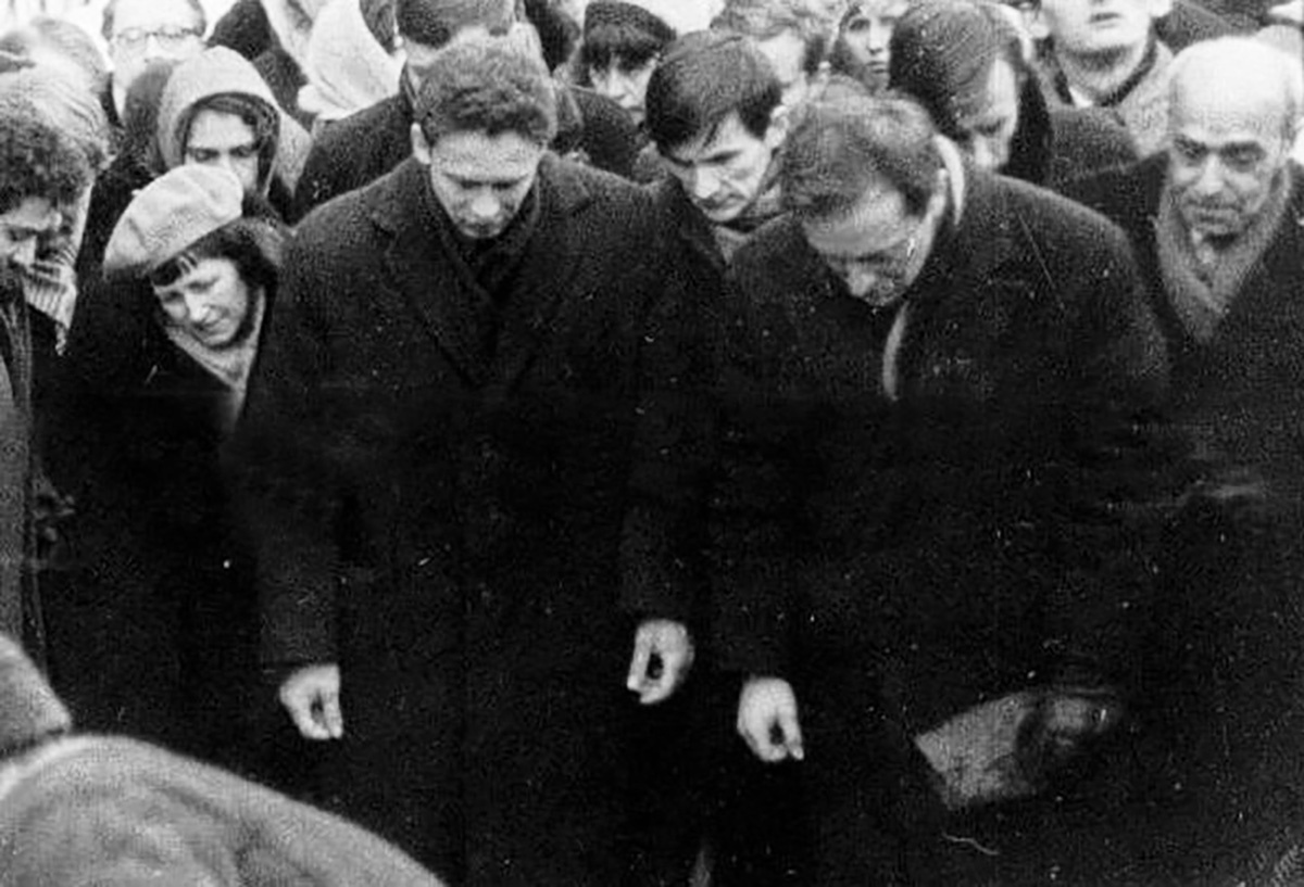    Дмитрий Бобышев (слева) и Иосиф Бродский (справа) на похоронах Анны Ахматовой, 10 марта 1966 года